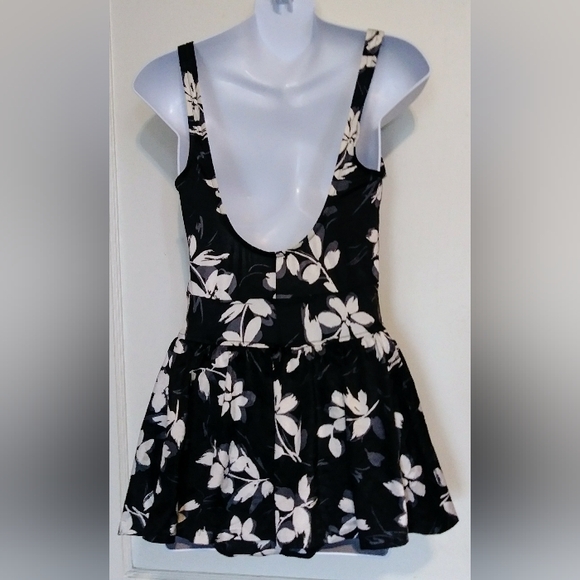 🌺BUNDLE ONLY🌺 Cove Black and White Floral Dress - Picture 4 of 7